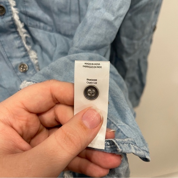 BeachLunchLounge Harlow Denim Shirt Medium Wash Frayed Trim Size Small - Picture 9 of 13